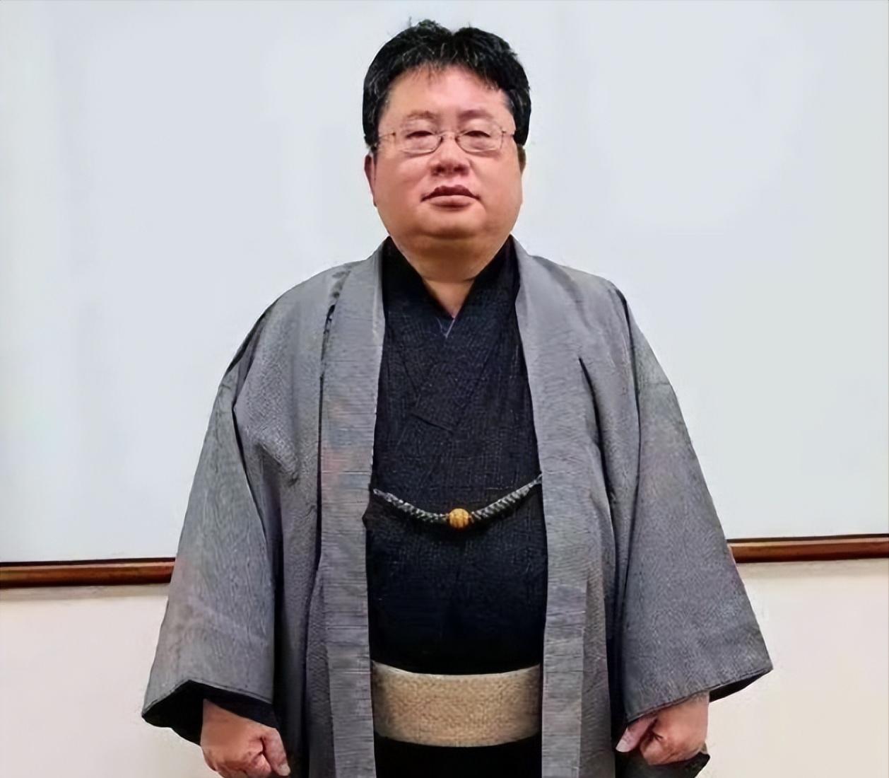 右翼分子在台被打。
台媒报道，政治立场亲绿的台籍日裔媒体人矢板明夫今天在台中发表