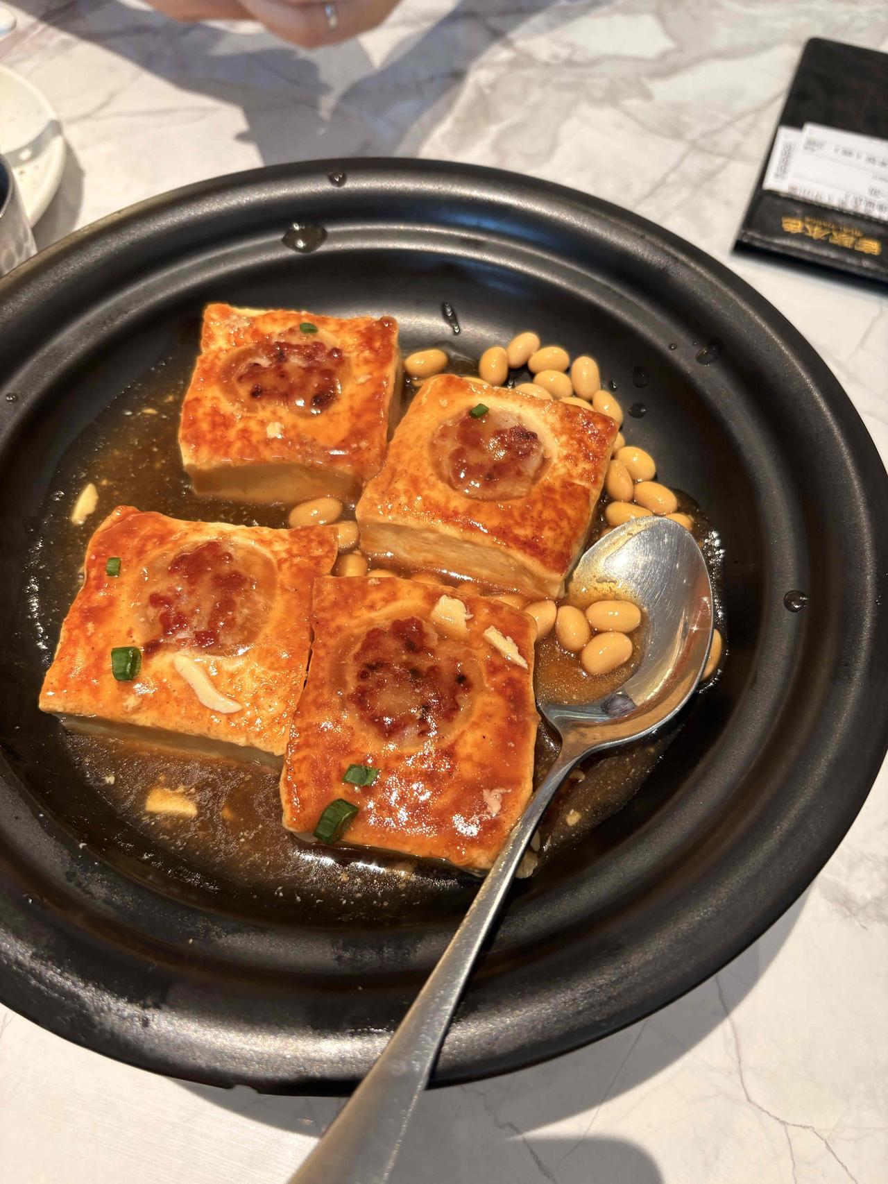 客家酿豆腐，
这道菜是客家饭店里面的一道招牌菜。
豆腐一般都是手工自己做的，
非