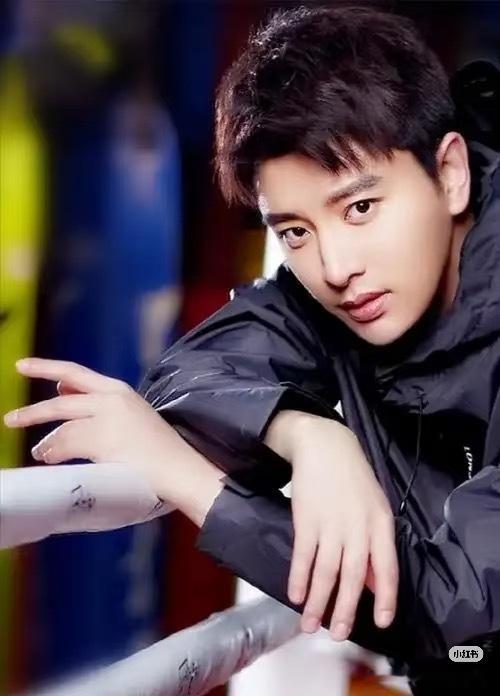 贾乃亮这届爸爸已经开始卷空气了贾乃亮我觉得还是蛮好的，活得很通透的，反正挺喜欢他