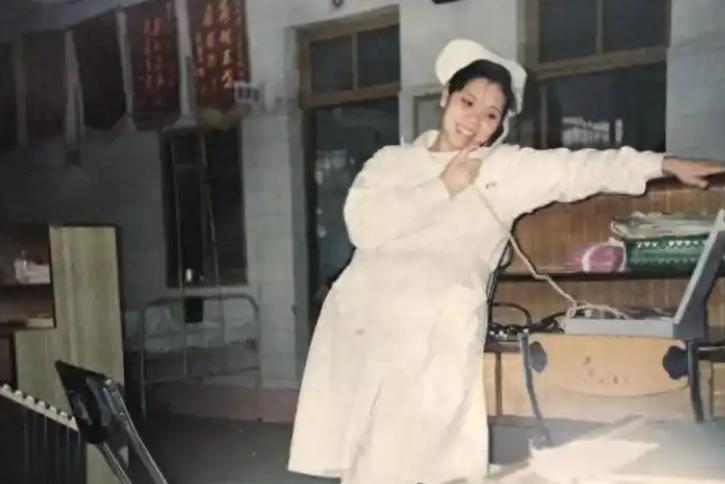 1999年，黑龙江19岁护士收养10岁男孩，将他视作亲弟，12年来始终没有结婚，