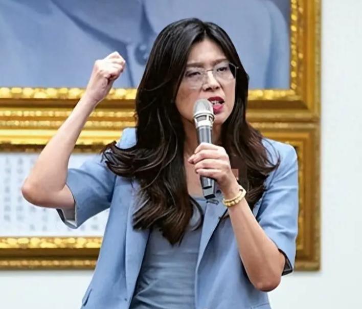 台湾全岛无差别下跪了！
 
综合台媒报道，随着国民党主席郑丽文的明确表态，岛内各