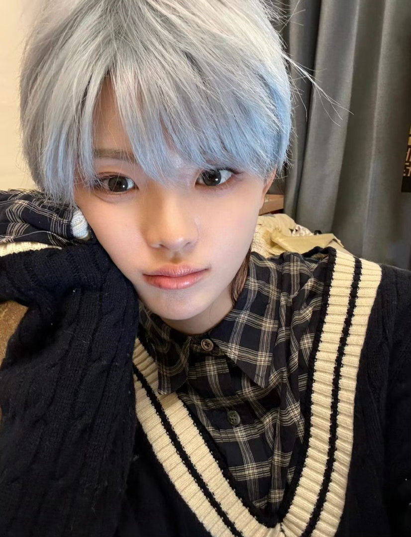 杨超越的脸真是做男做女都好看，即使吃东西脸都能不崩，粉丝也吃太好了吧杨超越粉丝吃