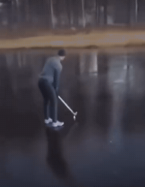 得什么样的勇气，才会让男子以为自己有这个实力在冰面上打高尔夫？