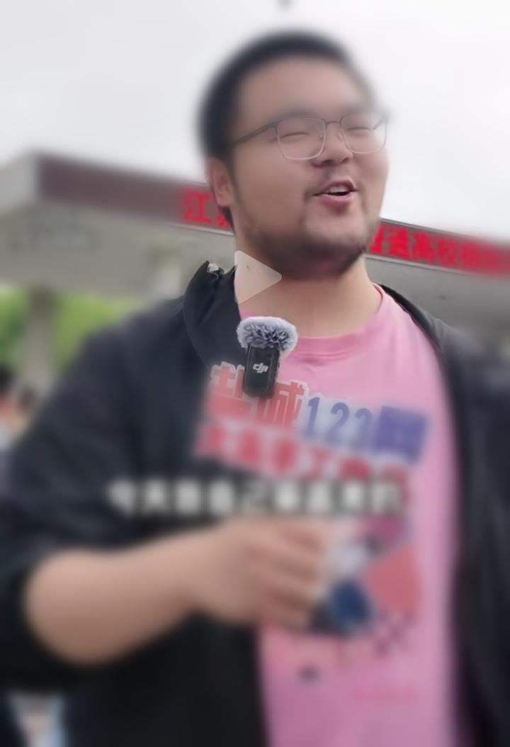 考场心态天花板！盐城三中高考考点，这位宋同学接受采访的画面火了。面对镜头他落落大
