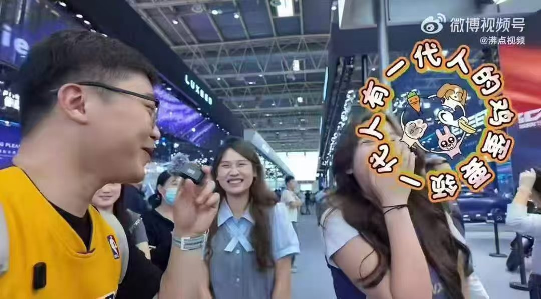 永远要给生活埋彩蛋00后北京车展领鸡蛋年轻人的快乐简单又纯粹，奔赴车展只为一枚鸡