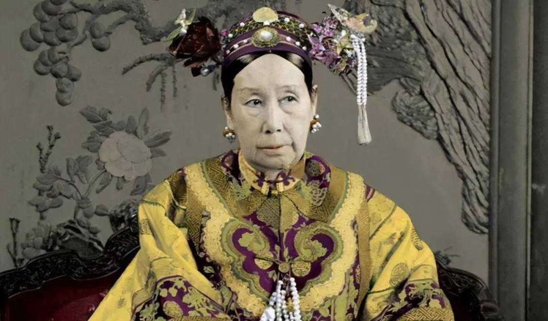 慈禧被孙殿英扒掉裤子后，尸体上为何一瞬间长满了白毛？真相太令人惊讶。
 
慈禧口