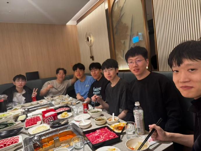 AL官媒晒队员聚餐照：猪大点猪脑，一计害四贤