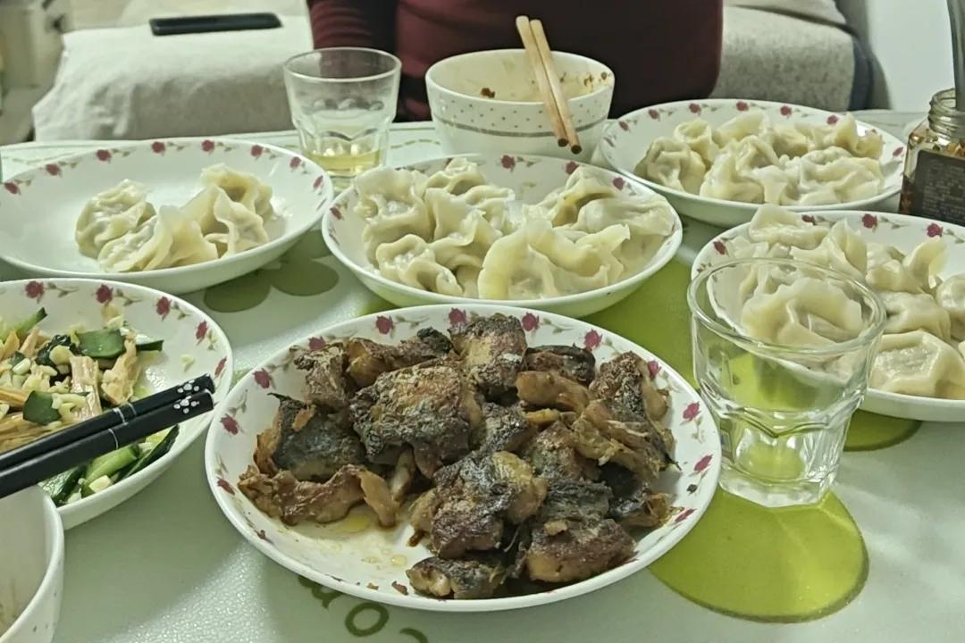 我昨天下午到晚上吃喝两家，先是去晚辈家喝了碗酸菜汤，吃了两个大骨棒，喝了六瓶啤酒