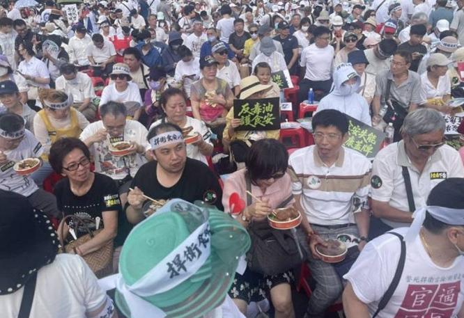 其实很奇怪，不管是三家道歉的油品公司，还是说国民党组织的凯道集会，都只是在批评民