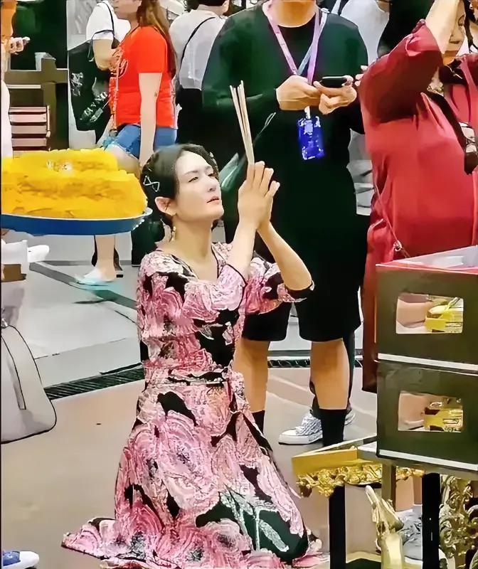 谢娜正在求神拜佛。
她还缺啥？有钱有老公，家庭稳固，三个女儿三千金。
莫非，她在