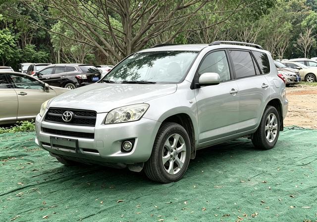 新手买二手SUV，RAV4各年款选购指南，避开所有雷区
很多新手买二手车，总陷入