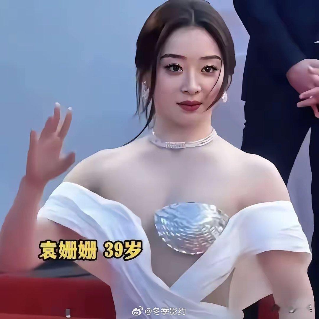 女明星怎么到国外就是放得开！穿得这么的露，还不用捂胸，大大方方昂首挺胸。但在国内