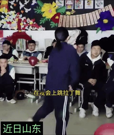学生晚会表演，女孩跳起了拉丁舞，只是简单的舞蹈动作，男学生就害羞的捂起了脸，这大