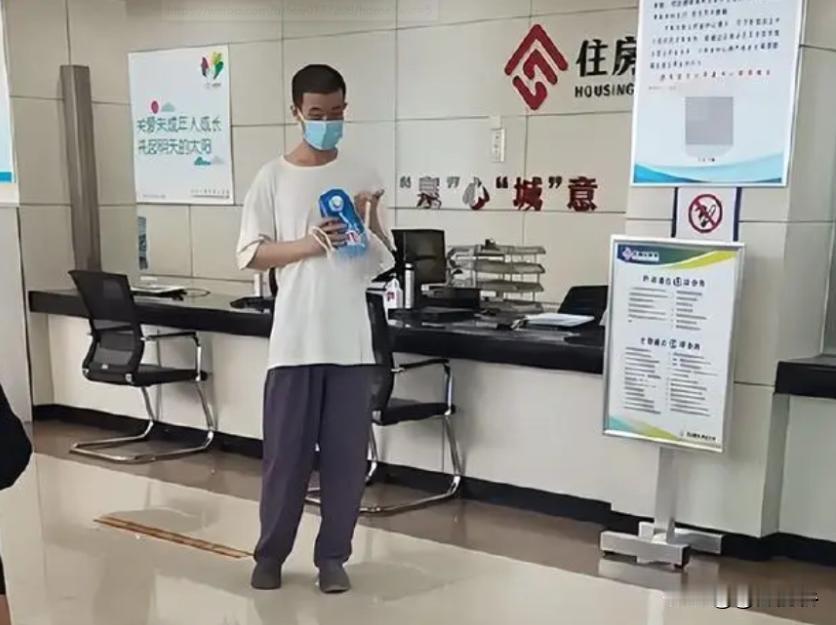 韦东奕在公积金中心的“神奇”穿搭引发热议，这哥们的时尚感真是让人捧腹！我说这小子