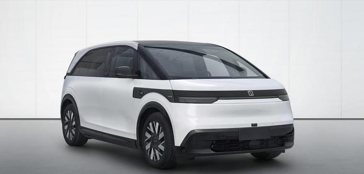 极氪MIX，极氪为什么总是和小米有些联系
这个 MPV 看着就像一台大玩具车，开