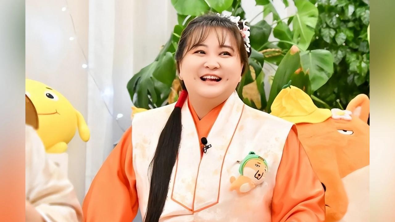 贾玲瘦成“闪电侠”分身：热搜是按斤买的吧？这次瘦到锁骨能开瓶盖，网友灵魂拷问：“