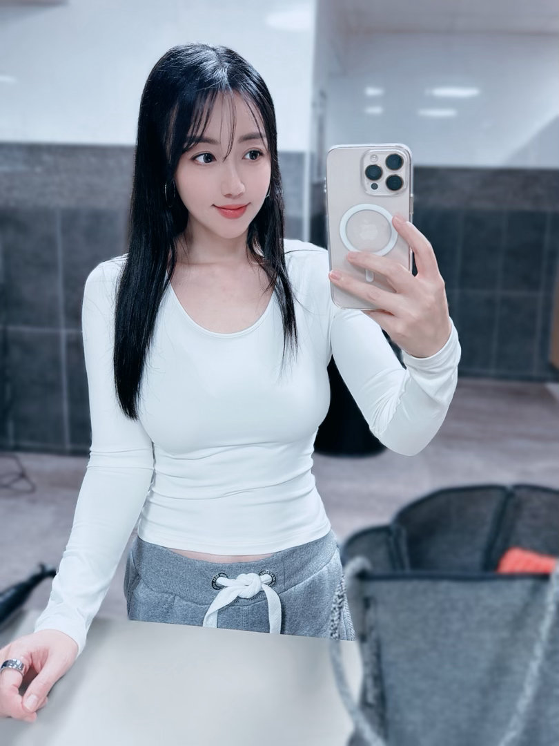看到一位健身博主换上一套外出服后，有些困惑地对着镜头问：‘这件好看吗？我已经完全