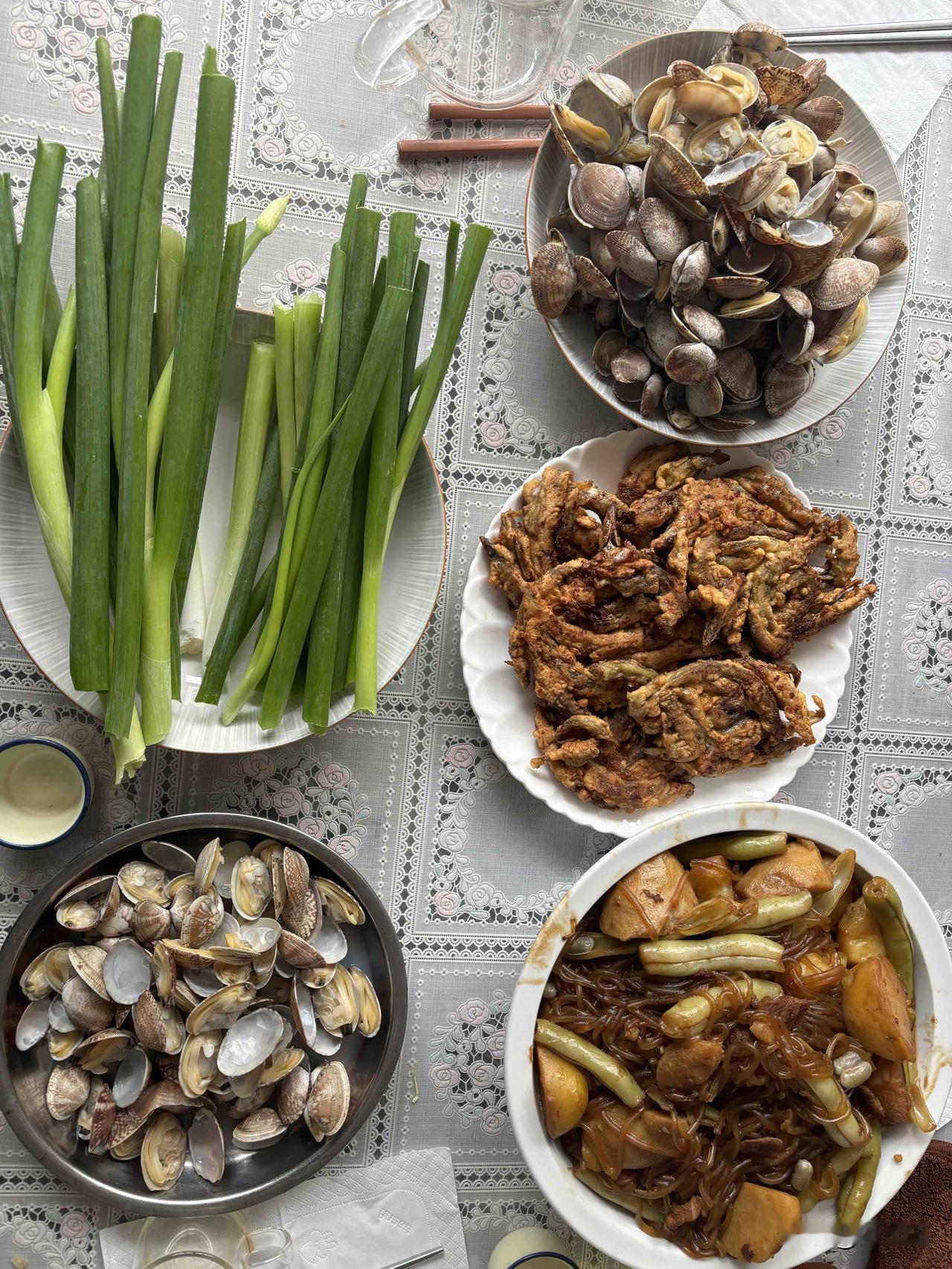粗茶淡饭更养人，人生最贵是知足常乐

今天中午吃的是煎面条鱼、土豆炖芸豆，还有蛤