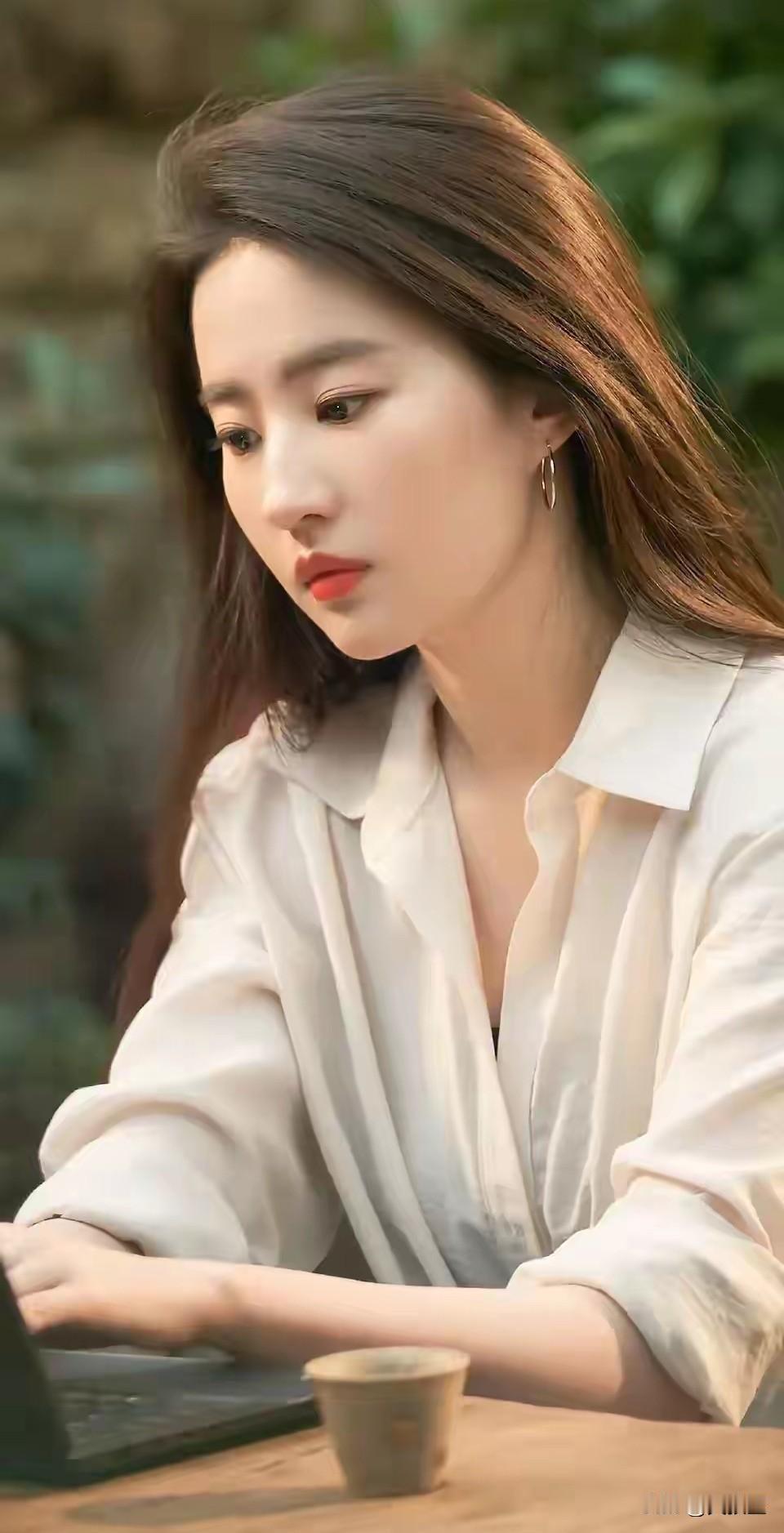 总有个话题很热，
那就是女人到底要不要生孩子？
其实，
想生孩子的女人不用催，