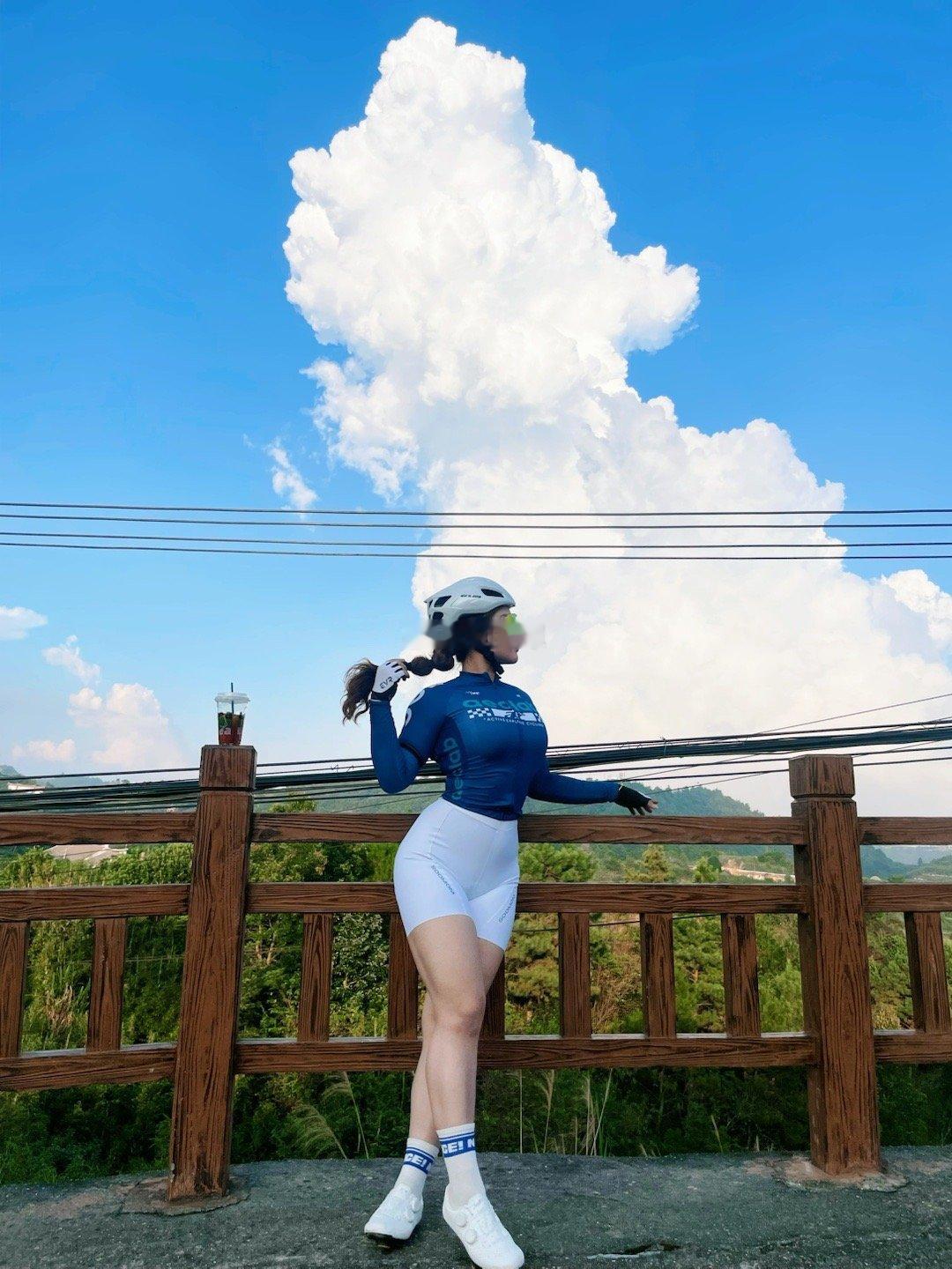 婷崽的健身日记[超话]  🌈七彩池真的太美了，爬坡爬的再辛苦看到这么美丽的风景