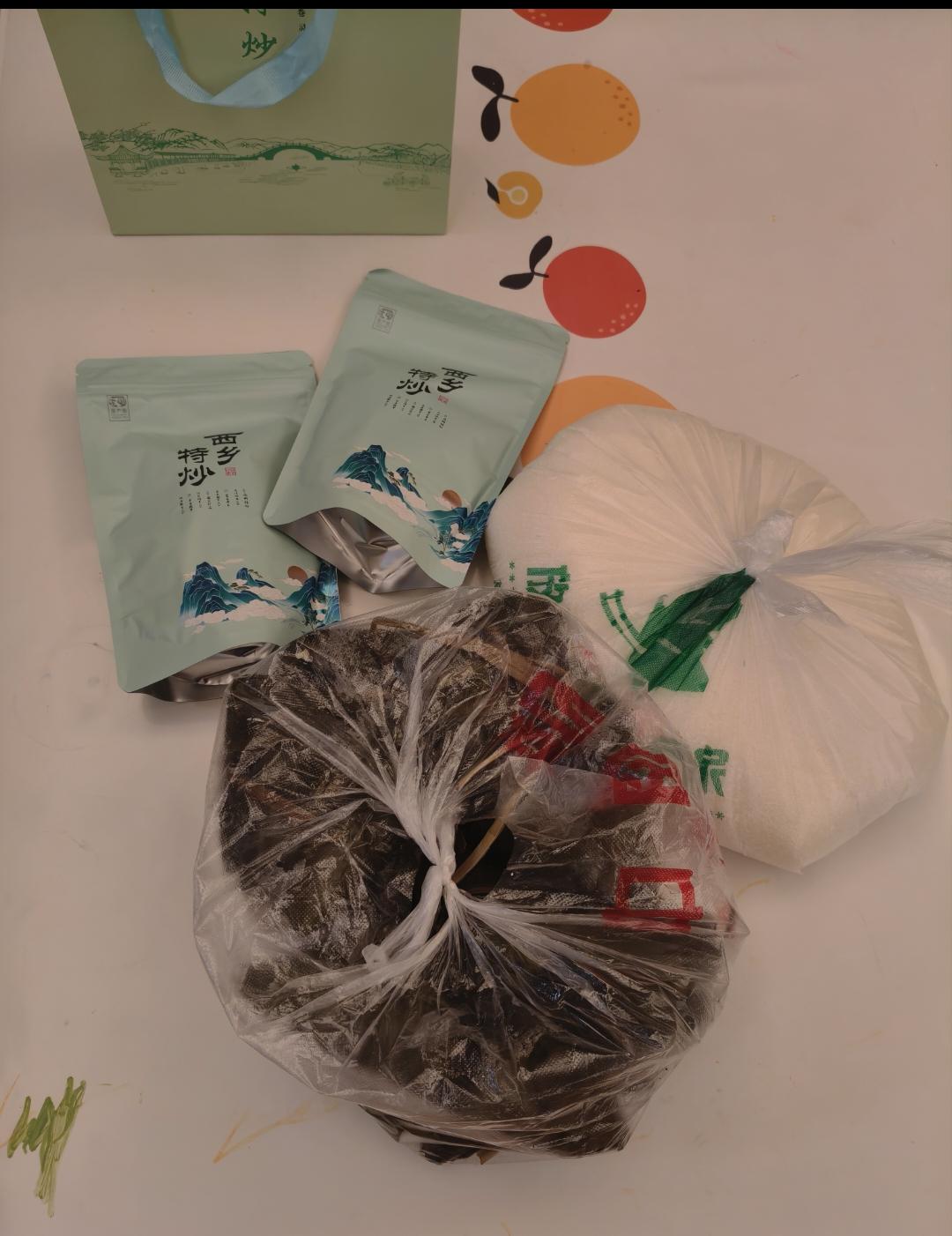 单位给员工端午“福利”到啦！两袋劣质茶叶，一塑料袋白砂糖，还有一塑料袋粽子。 端