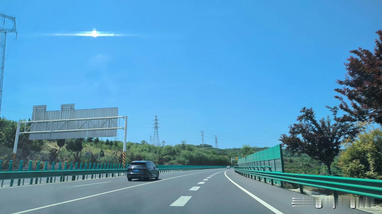 今天5月2日，五一小长假第二天。中午自驾车从西安回汉中，途经连霍高速、银昆高速，