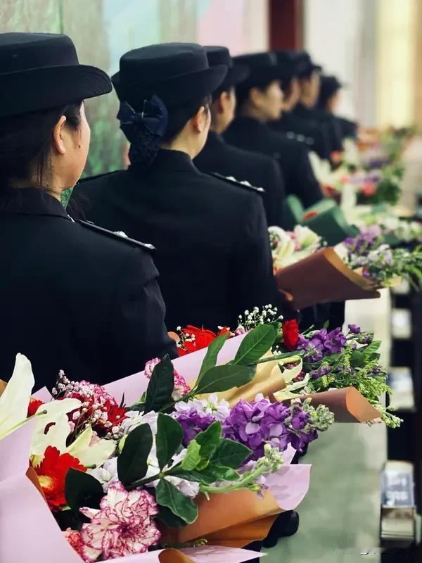 “警花”们坚守国门，展现出的风采着实令人钦佩！北京出入境边防检查总站的李健平，1