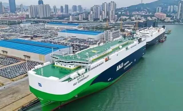 美国之所以决定暂停对中国打关税战，一是因为美国无法通过加征关税迫使中国屈服，二是