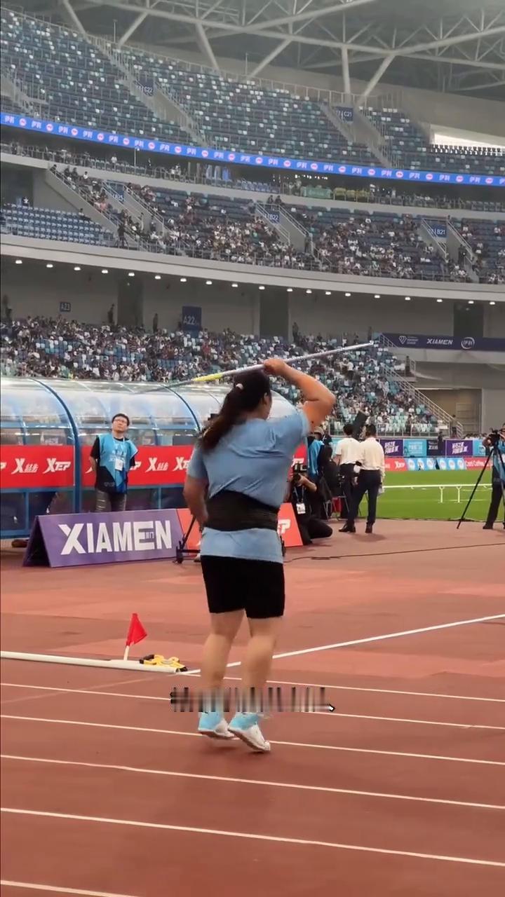 教练本想带她见世面，结果她让全世界大开眼界。
教练本想带她见见世面，不料她让大家