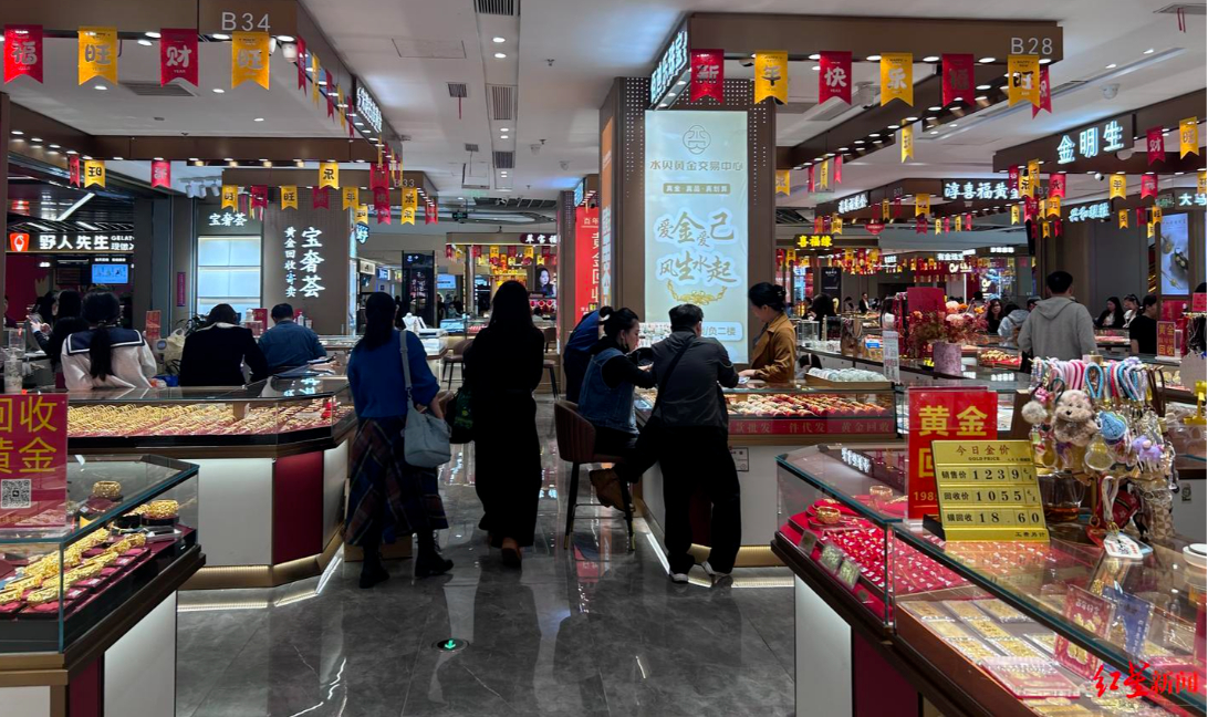 #黄金料商见有回调空间暂不出货#【“料商不放货了！”金价暴跌又暴涨，#深圳水贝老