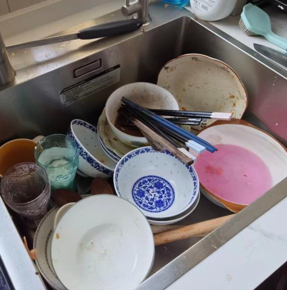我妈在我家，连剩饭都不敢扔

那天后半夜我进厨房倒水，看见我妈蹲在冰箱跟前，端着