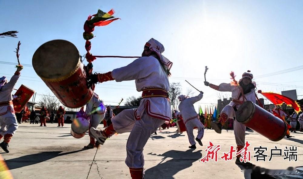 冬日生活打卡季正月社火是甘肃年俗的高潮[赞]
舞龙舞狮、霸王鞭、地蹦子，男女老少