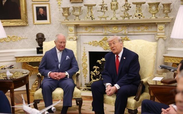 白宫国宴，正对 美国 国事访问的英国国王查尔斯三世，开 特朗普 的玩笑。
真正需