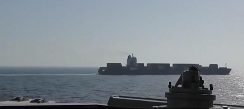 美军玩真的！公海开炮炸伊朗货船，直接扣押，伊朗：这是海盗行径
4月19日，美国总