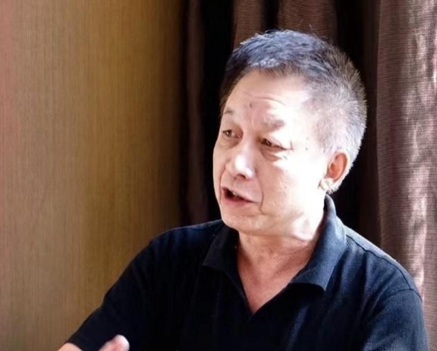 有一次，已经调职到厦门大学的易中天，回武汉去看望已退休的原武汉大学校长刘道玉，半