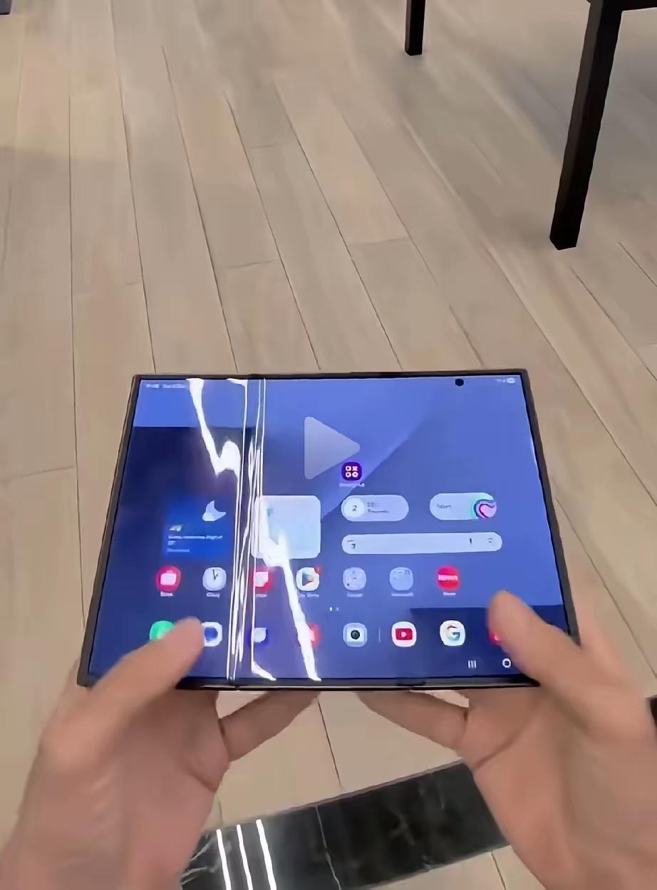 what，三星也出三折叠了？看到视频那一刻，真的笑了。从数据上看和华为三折叠差不