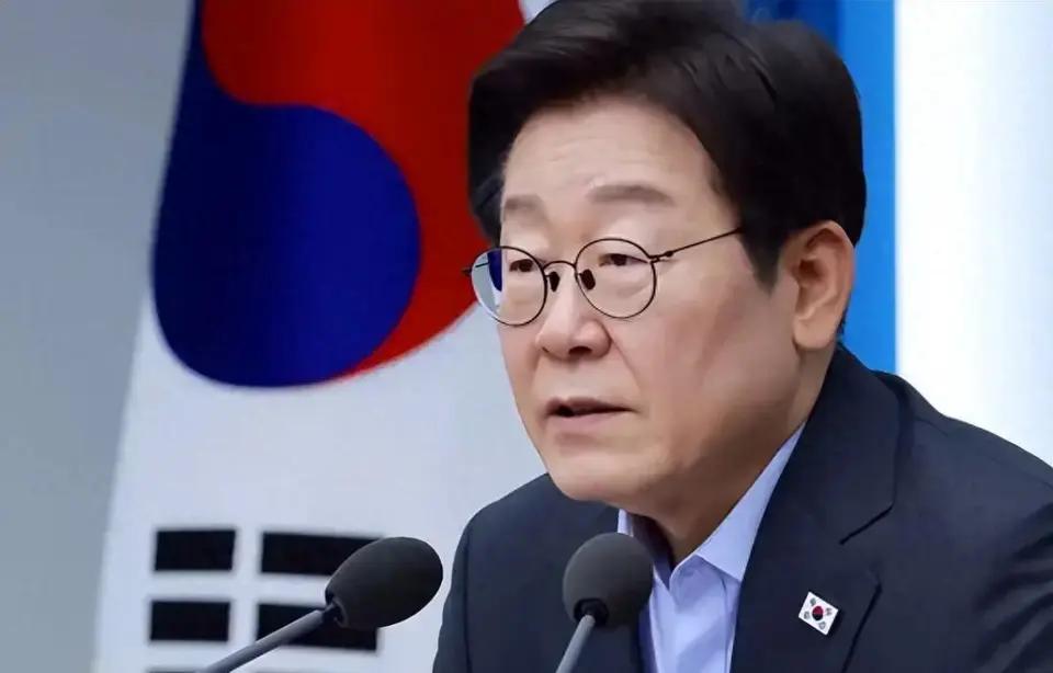 就任一年，支持率倒挂！韩国总统的“死亡交叉”来得太快

李在明刚当上总统那会儿，