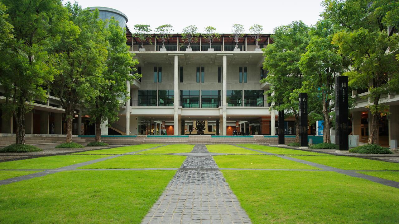 贵州中医药大学时珍学院是位于贵州省贵阳市修文县的一所民办全日制普通本科高等学校（