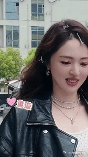 轮到董璇观察别人谈恋爱了 董璇从“被告”变“法官”，坐在恋综观察室看别人恋爱。这