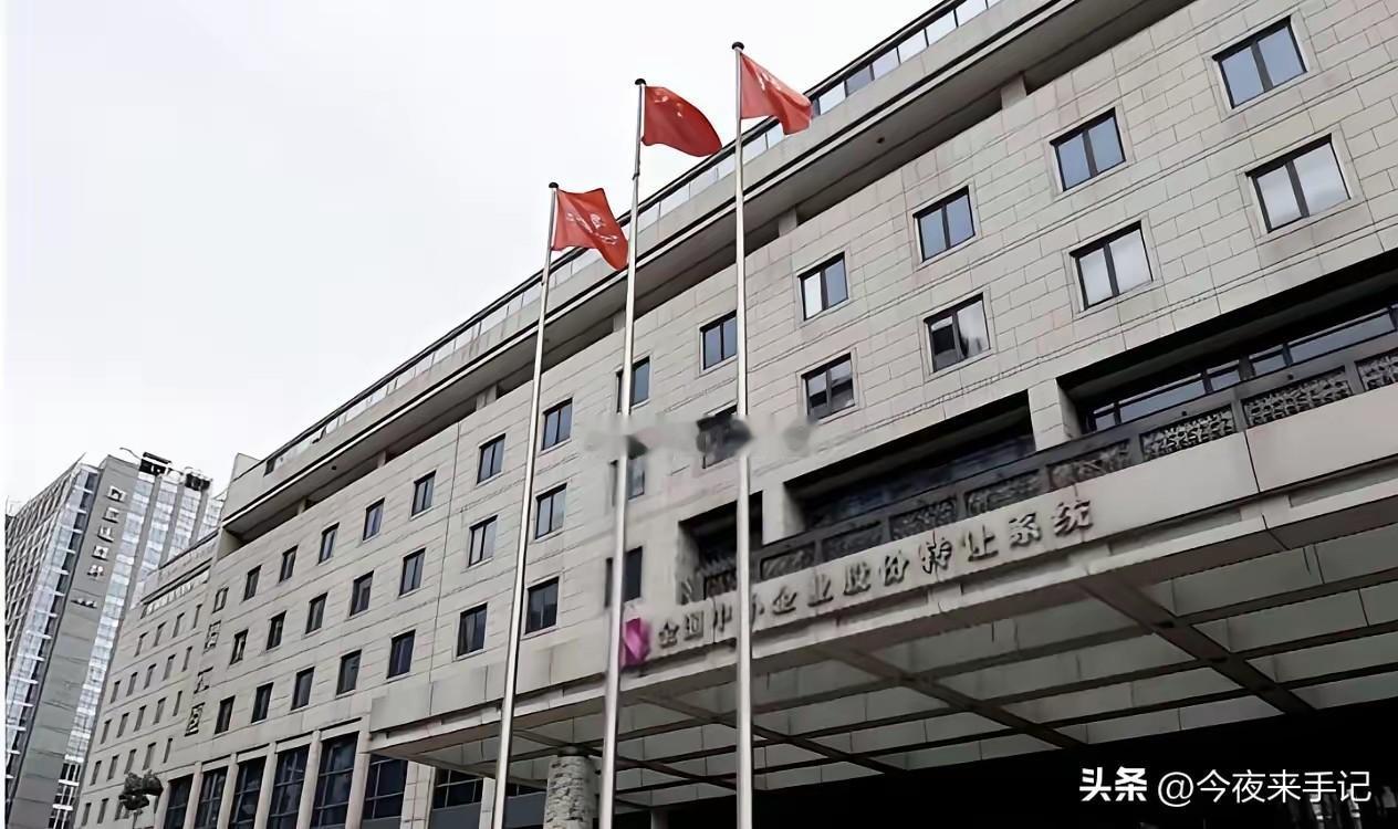 有三家级别较高的央企，总部设在小城市：

黑龙江齐齐哈尔，中国一重集团。这座城市