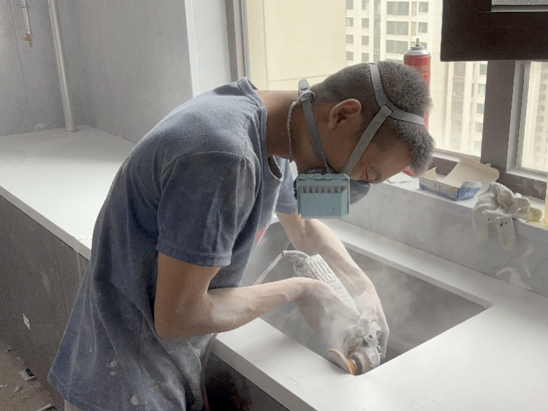 #代表委员呼吁治理尘肺病危害#【#尘肺病开始侵袭年轻工人#，多位代表委员呼吁监管