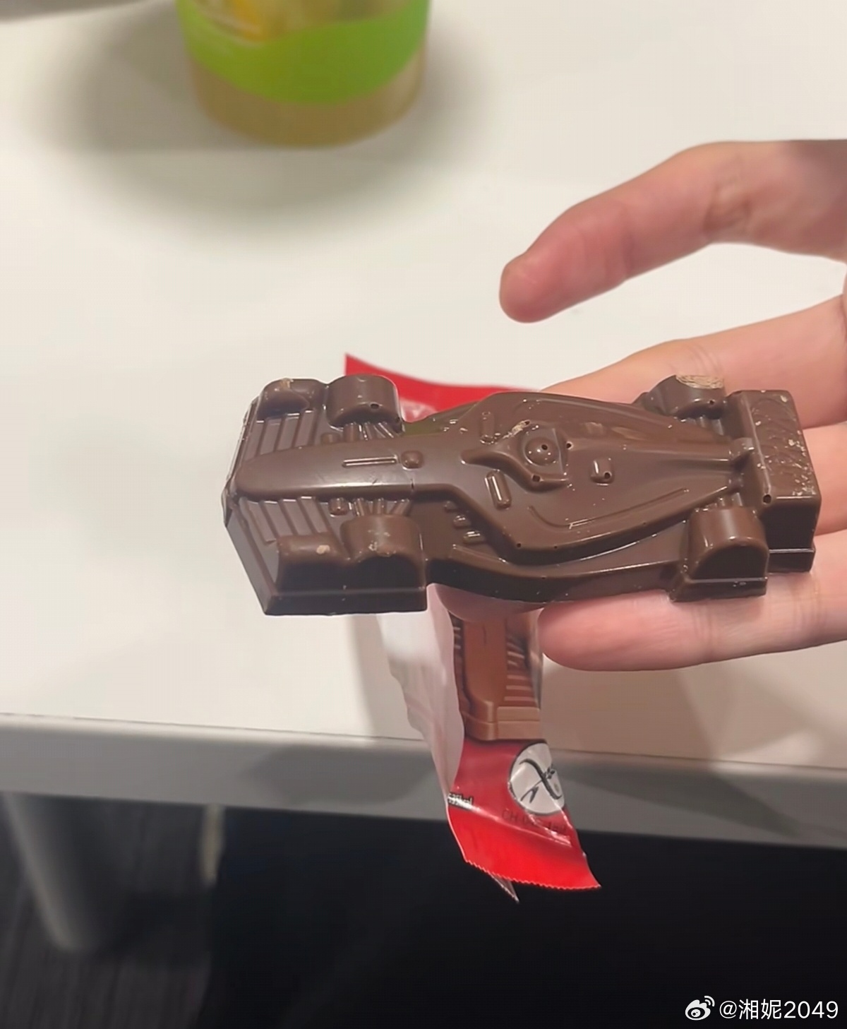 在网上刷到了F1和奇巧联名的巧克力？？哦莫…这我回珠海了必冲啊刷到这个还是因为据