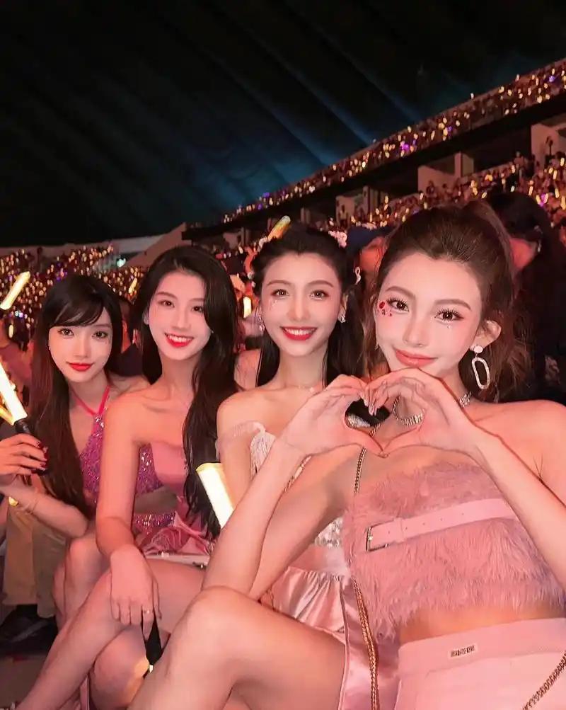 为什么现在的男性都养不起家了？ 

近期多场男团线下演出里，观众不再只有未成年学