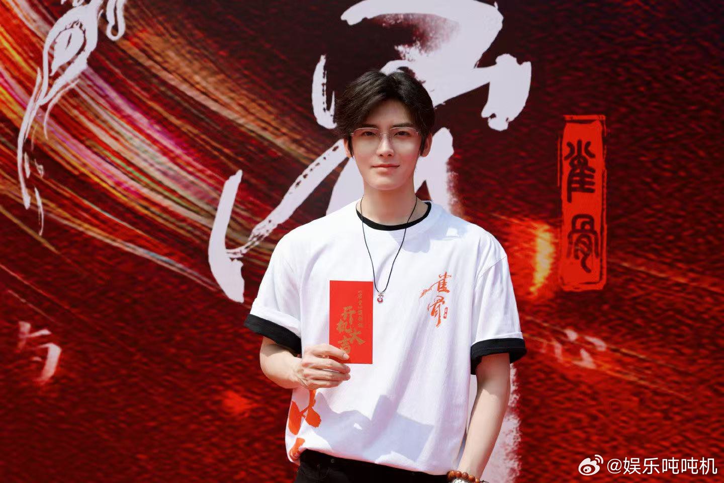 侯明昊新剧花絮吃到晕碳了 萧无衣的开机vlog终于来啦！侯明昊黑发红衣的造型太亮