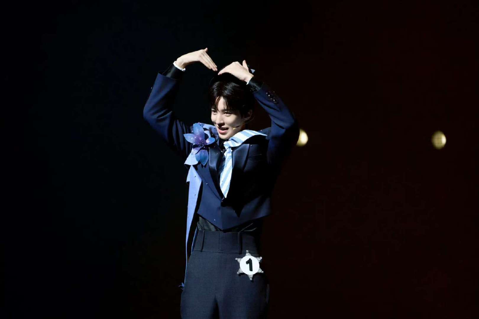 王俊凯舞台照六宫格王俊凯话剧舞台比心照 王俊凯话剧舞台比心照来啦 