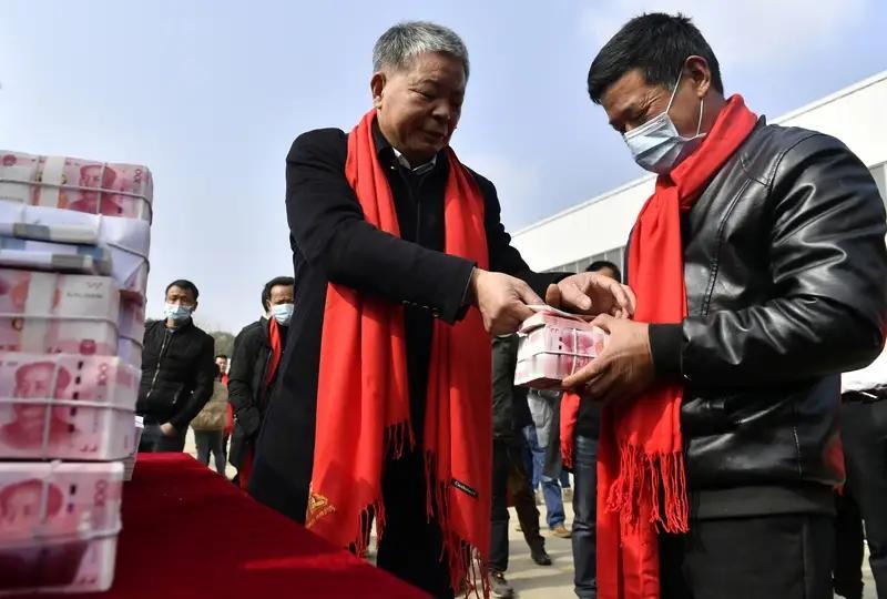 震撼！江西“粮王”豪发2129万年终奖，最高38万！农民幸福指数爆表，十五年最大