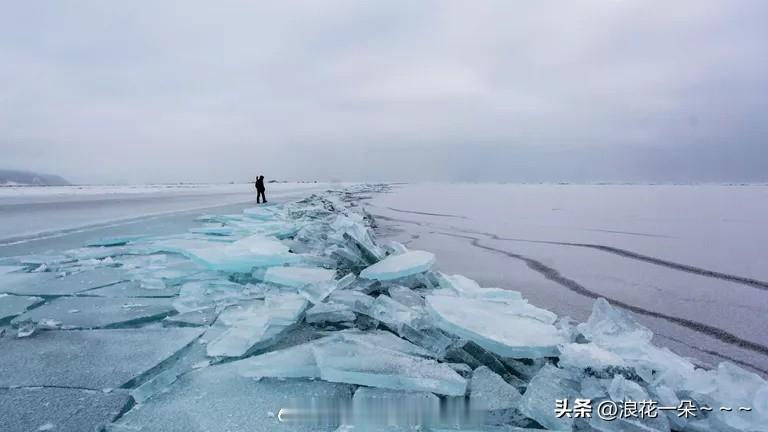 看看！
俄罗斯新通讯社发布的贝加尔湖图片。
我看都是大冰碴子！这是都裂过了吗？