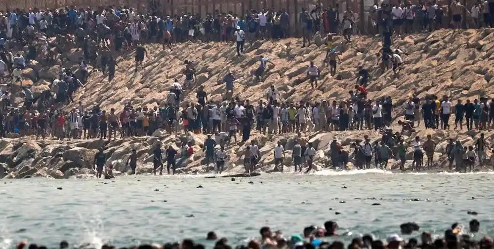 为了所谓的“欧洲梦”，真的值得吗？7月底6万人拼死游进西班牙飞地休达，57人溺亡