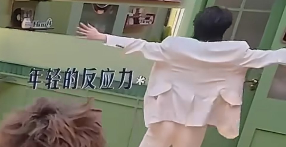 哈哈哈亚轩的大鹏展翅🦅还得是年轻人反应真快直接一个轻松格挡宋亚轩一秒挡住偷看的