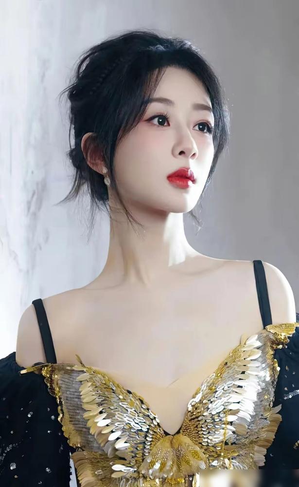 33岁，没结婚，也没对象。
很多人替杨紫着急，说她要难嫁。

前几天，她拿了个奖